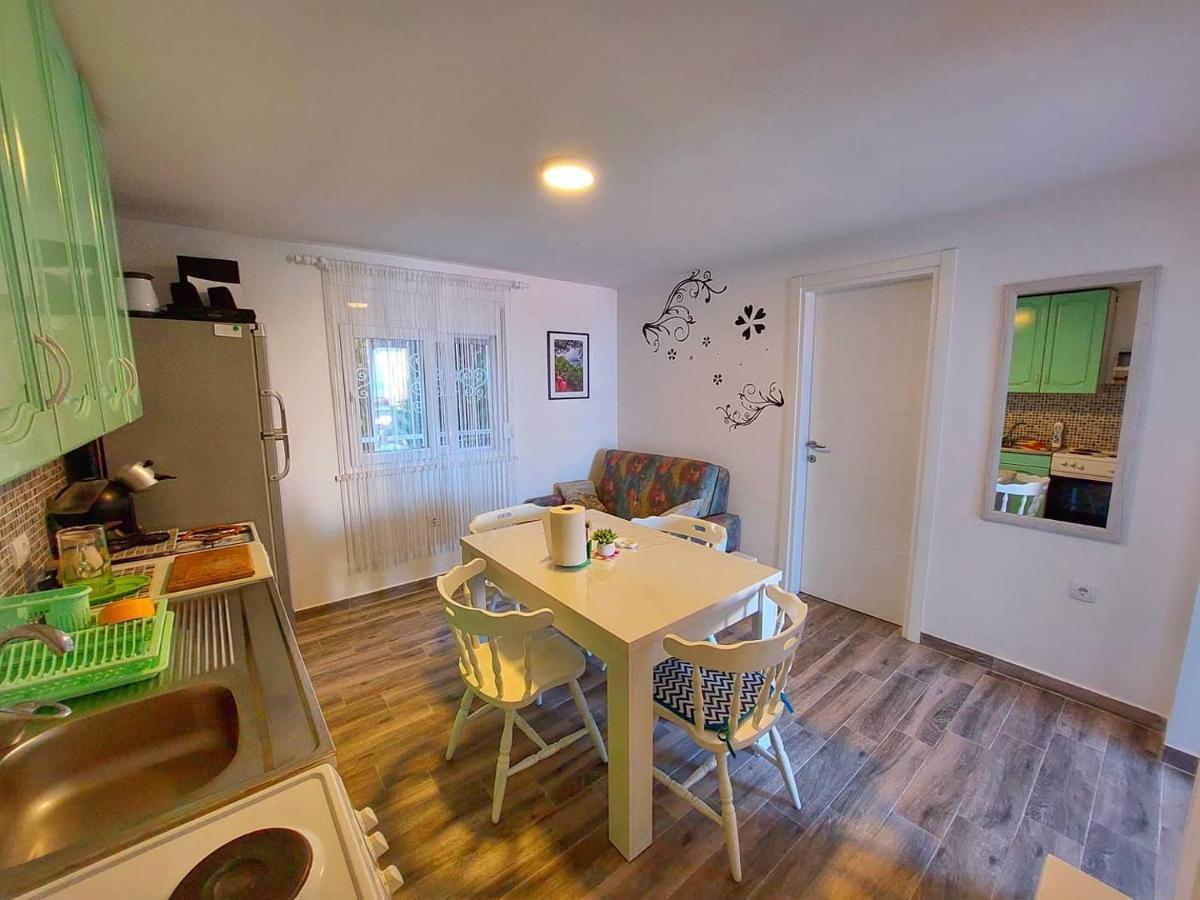 Apartments Marina Утеха Екстериор снимка