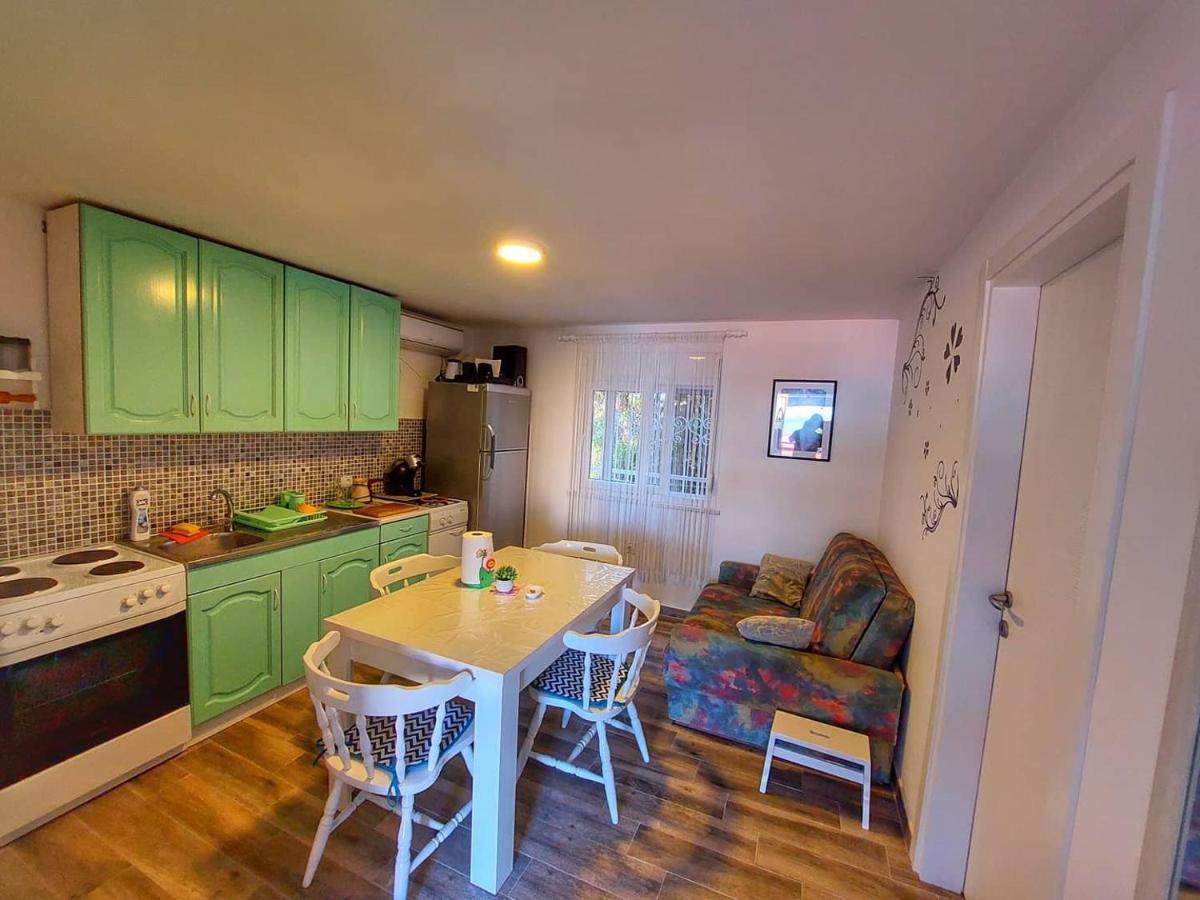 Apartments Marina Утеха Екстериор снимка