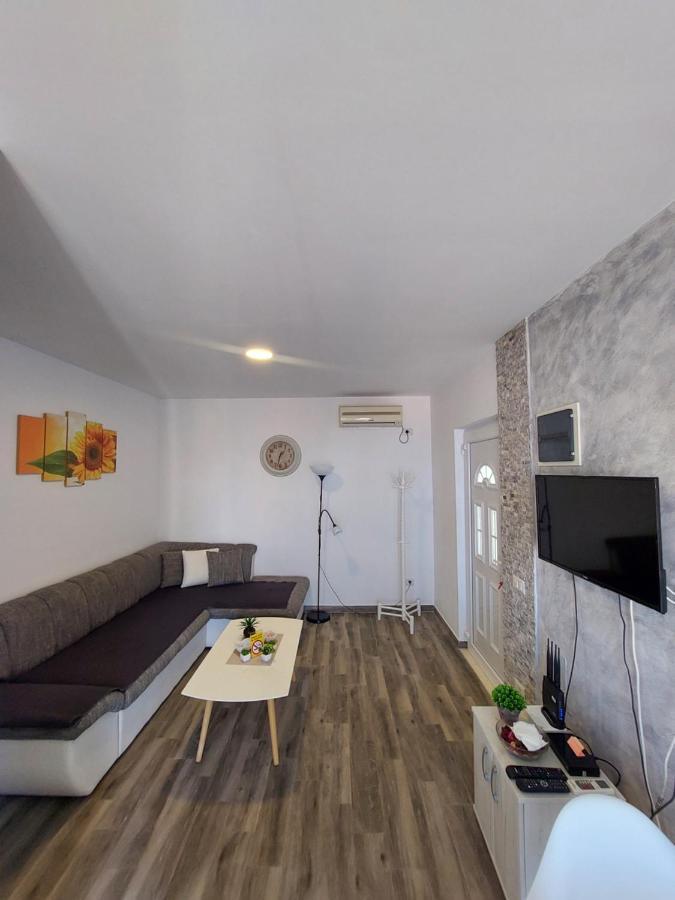 Apartments Marina Утеха Екстериор снимка