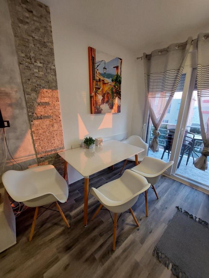 Apartments Marina Утеха Екстериор снимка