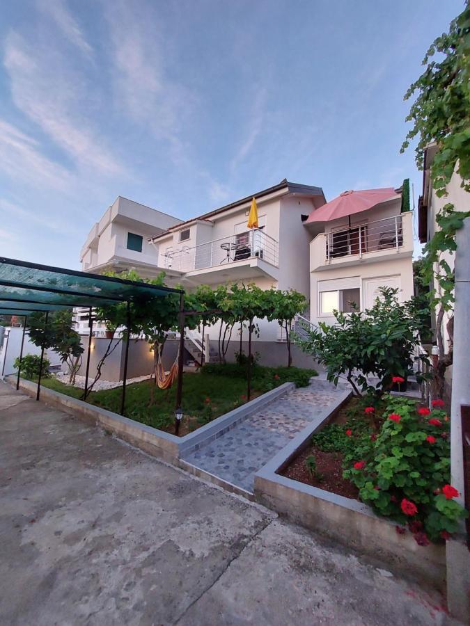 Apartments Marina Утеха Екстериор снимка
