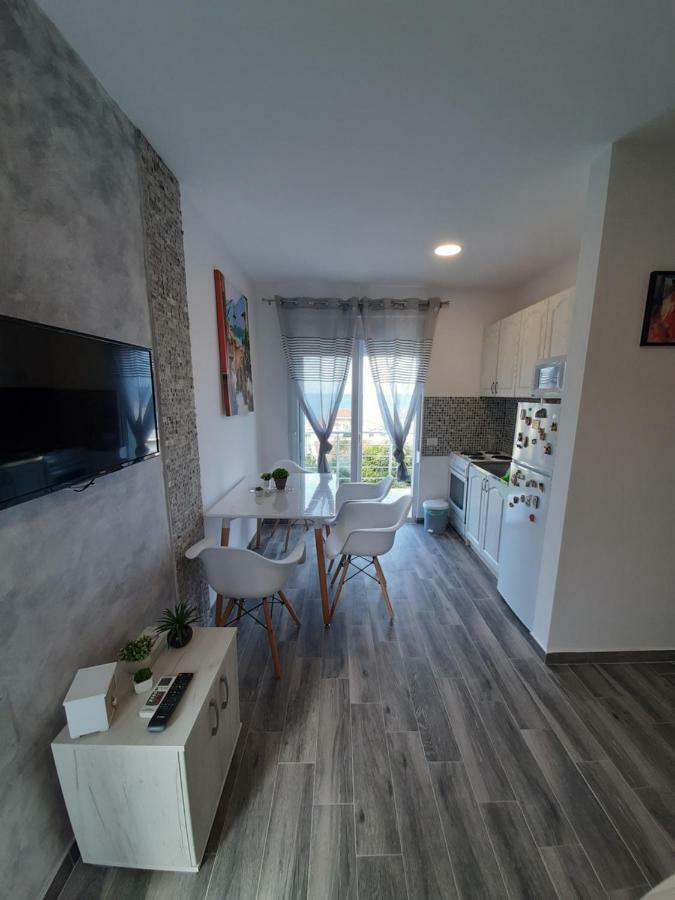 Apartments Marina Утеха Екстериор снимка