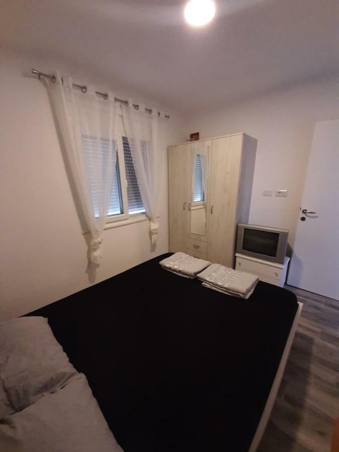 Apartments Marina Утеха Екстериор снимка